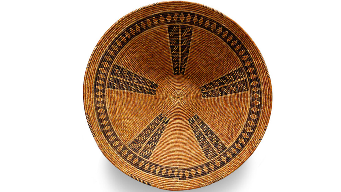 Basket, Chumash, ca. 1820. Juncus rush and sumac, h x diam: 5 1/2 x 20 3/4 inches. Purchase: William Rockhill Nelson Trust, 31-125/127.