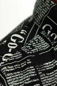 Camicia da uomo con un design di giornale, creata da John Galliano nel 2011