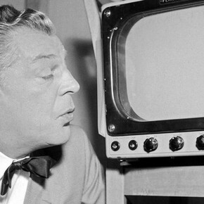 Blue Skies, Red Panic. Courtesy of Museum für Fotografie