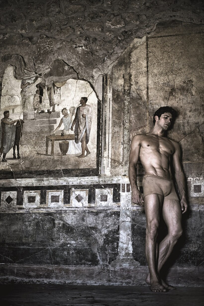 Roberto Bolle a Pompei, ritratto da Fabrizio Ferri
