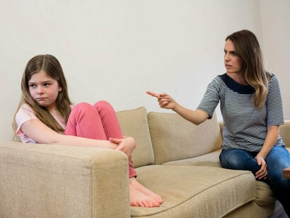 Mãe e filha em conflito. Quando o filho começa a perceber que as expectativas maternas são irreais ou impossíveis de serem atendidas, ele pode sentir que nunca será "suficiente" para a mãe, um sentimento que tende a persistir na vida adulta. Isso pode gerar dificuldades em aceitar elogios ou reconhecer suas próprias qualidades e conquistas, já que aprendeu a acreditar que o valor de uma pessoa está diretamente ligado à aprovação dos outros, e não ao seu valor intrínseco