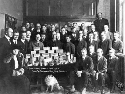 Treinta y seis personas alrededor de una pila de lingotes de oro en una oficina bancaria, septiembre de 1919