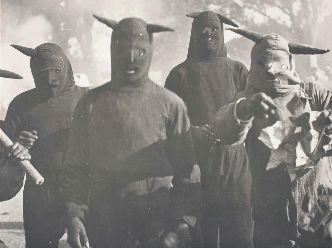 Kati Horna, Sans titre, Carnaval de Huejotzingo, Puebla, 1941, Tirage gélatino-argentique, 19,5 x 21,5 cm, Archivo Privado de Fotografía y Gráfica Kati y José Horna, © 2005 Ana María Norah Horna y Fernández