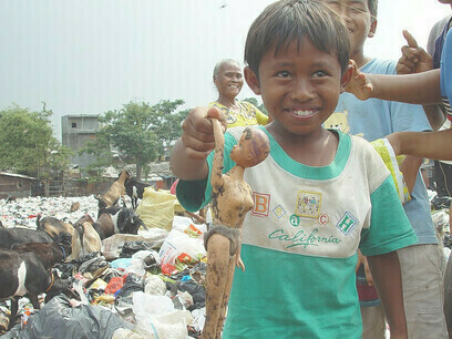 Un niño del vertedero de Cipinang East muestra su rostro, Yakarta, Indonesia