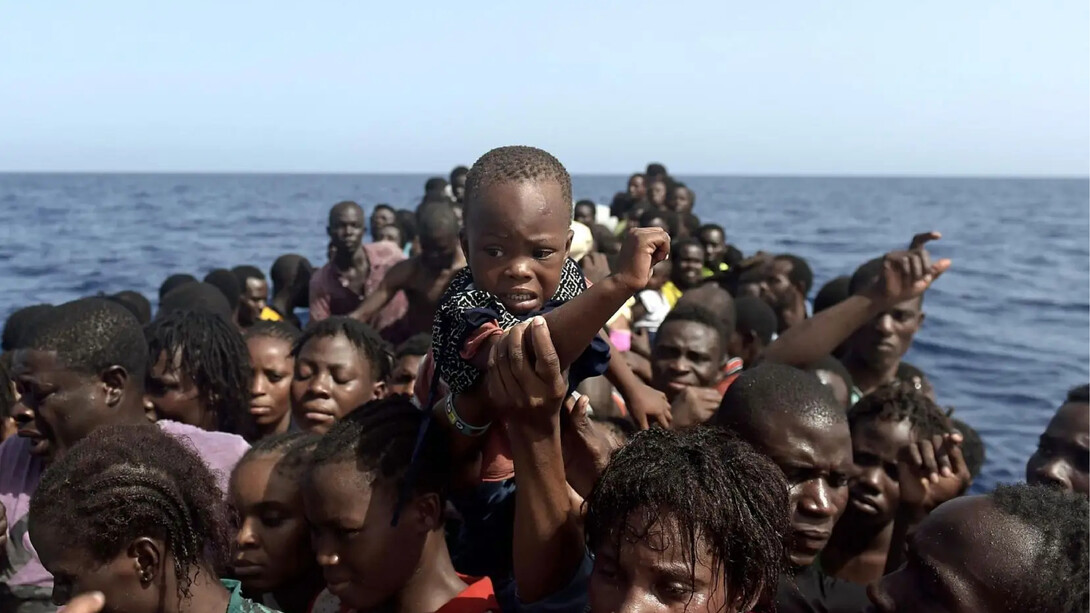 Une embarcation chargée de migrants libyens. Un peuple en désarroi, dirigé par plusieurs gouvernements armés les uns contre les autres : "Si au lieu d'un gouvernement stable, qui garantit la sécurité, ces gangs liés à Ben Laden prennent le contrôle, les Africains se déplaceront en masse vers l'Europe. Et la Méditerranée deviendra une mer de chaos" avait prédit Kadhafi © Aris Messinis - AFP

