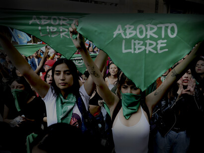 Per festeggiare, in tante sono scese in strada per far sentire la loro voce ancora più forte di prima