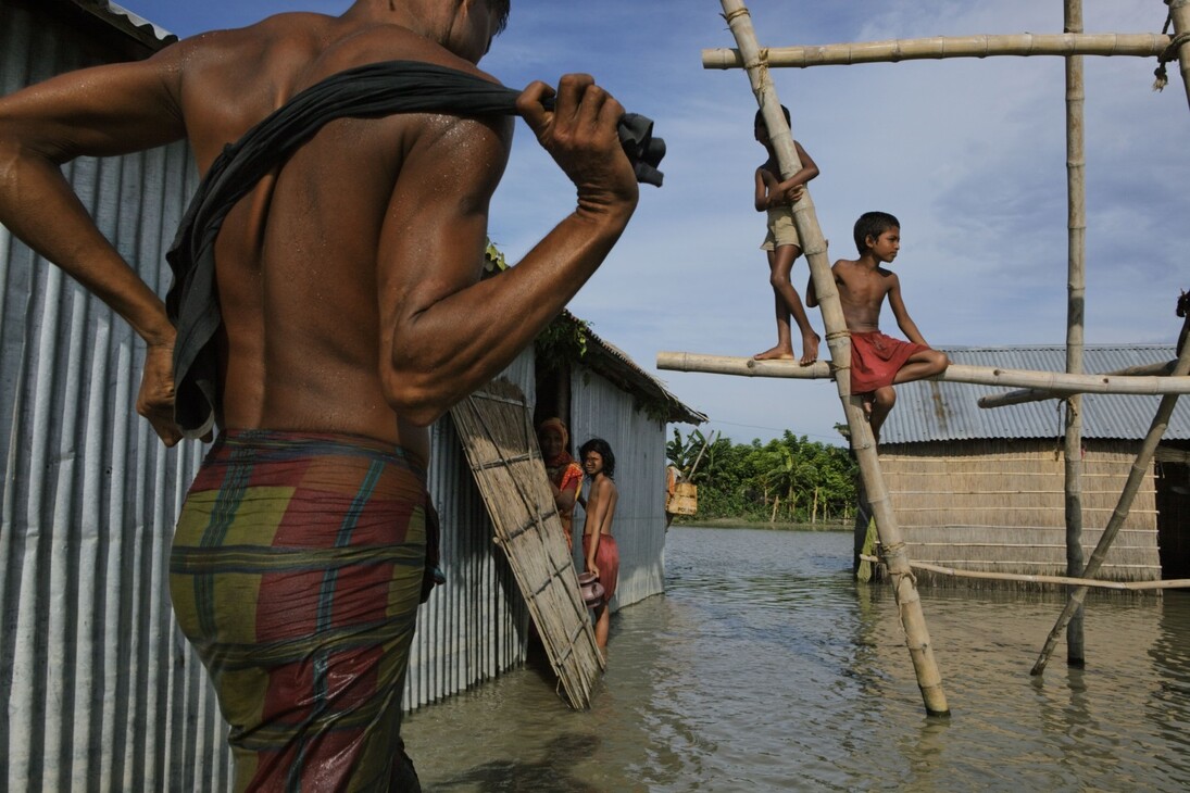 Jonas Bendiksen/National Geographic
Distretto di Gaibandha, Divisione di Rangpur, Bangladesh
Durante le piene del fiume, i bambini si arrampicano sui bambù davanti casa tenendosi
ben stretti.
