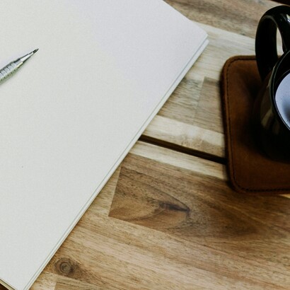 La vita di prima — le pause caffè con i colleghi o le sere passate a scegliere qualcosa su Netflix — ora sembra appartenere a un’altra esistenza