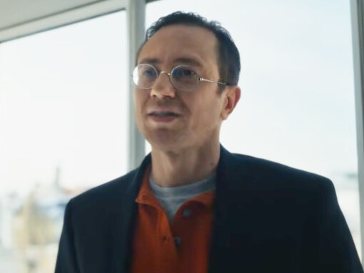 Lo stile della regia mette in luce la dimensione intima e quotidiana della creazione artistica, senza idealizzare il successo. Bastien Bouillon in una scena del film tratta dal trailer