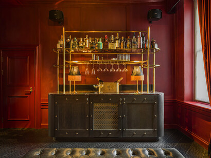 Townhouse Apartment maxibar in Chateau Denmark London, England