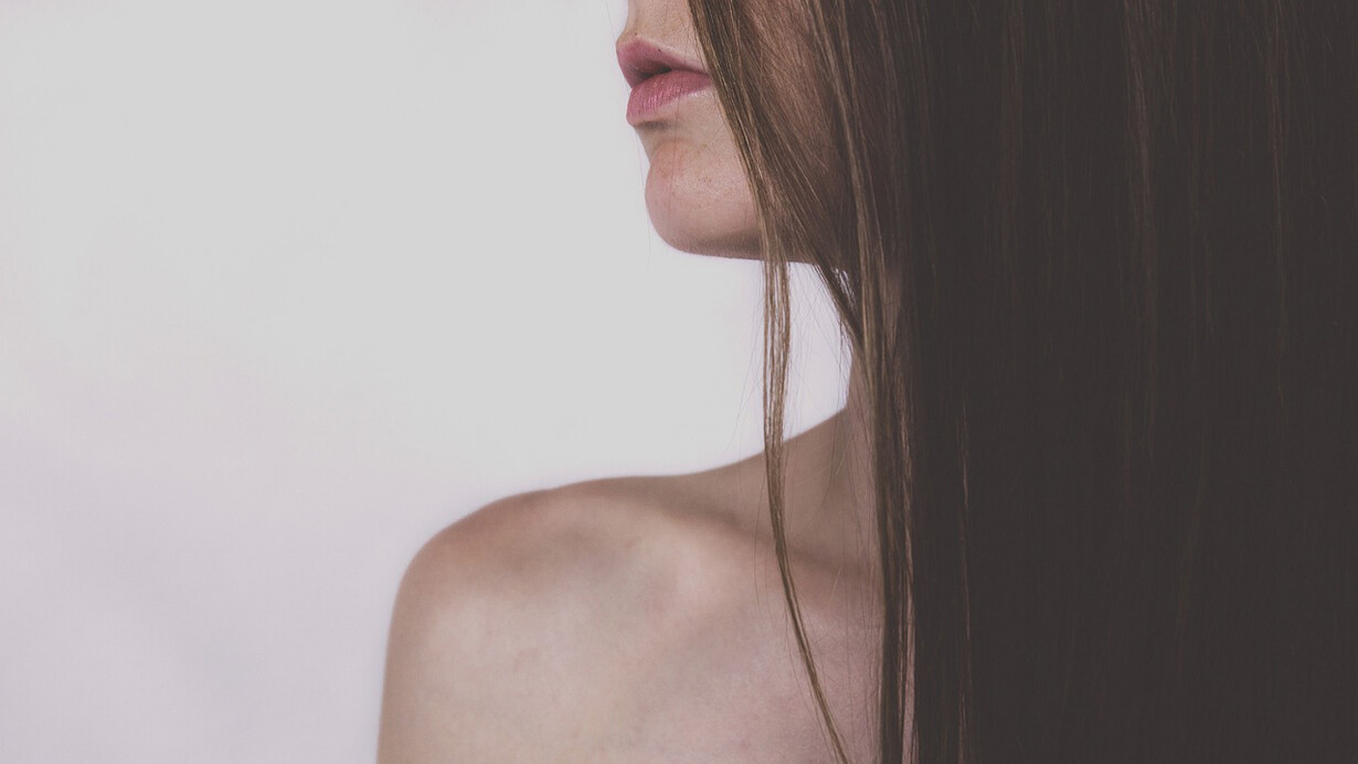 Nudità. Lascio una mano attraverso i capelli e faccio quello che so fare meglio. Mi privo e incontro un’altra me, perduta tra un pendolo che oscilla, in un sensibile interattivo che non frena, allenta mai, inesorabile. Allora, lascio, mi trovo, ho paura, fuggo, di nuovo, verso un’altra me a staffetta