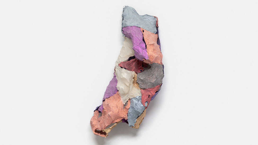 Wonder Woman, 2016-2017
cast sparkles on handmade paper over chicken wire
124.5 × 50.8 × 40.6 cm, 49 × 20 × 16 in.
Courtesy the Artist and Xavier Hufkens, Brussels
photo credit: HV-studio