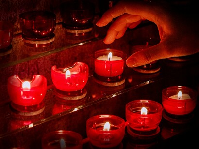 Embora as tradições religiosas variem enormemente ao redor do mundo, elas compartilham o objetivo comum de responder às perguntas fundamentais da existência humana e de oferecer um caminho para o transcendental