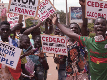 Manifestation contre la France et le bloc régional ouest-africain connu sous le nom de CEDEAO dans les rues de Ouagadougou, au Burkina Faso, le 4 octobre 2022