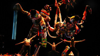 Joana Vasconcelos, Joujoux, 2007. Tricô e croché em lã feitos à mão, malha industrial, tecidos, adereços, poliéster, cabos de aço, 450 x 1000 x 1000 cm. Coleção da artista