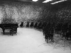 Chiharu Shiota. La obra fue mostrada en 4 sitios: Chiharu Shiota: The Soul Trembles, 21 de junio de 2019 — Chiharu Shiota: The Soul Trembles. Sotheby's. Chiharu Shiota: The Soul Trembles. 21 de junio de 2019.