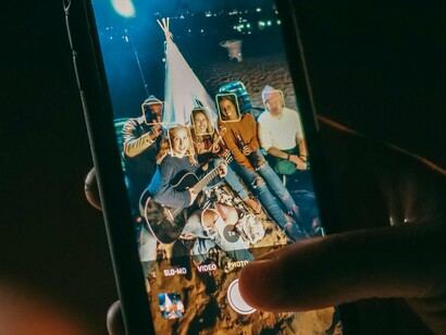 O consumo destes conteúdos repetitivos nas redes sociais não é sinal de superficialidade. É sinal de algo mais humano: a busca por identificação, pertença e reconhecimento