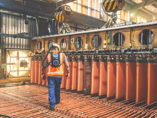 Técnico en una planta industrial de cobre
