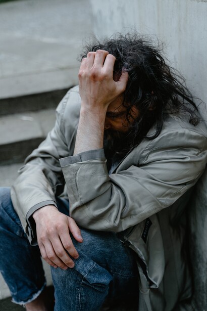 Difficoltà. Gli “operatori della solidarietà" lo sanno bene, comprendono quanto sia delicato il rapporto che proprio i senzatetto hanno con la strada, a volte vista come unica via di scampo dalle difficoltà della vita in società