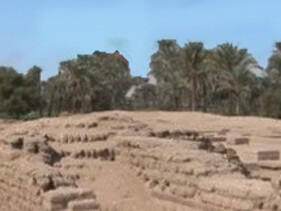 Akhenatón y Nefertiti cambiaron el cielo. Pero el país siguió hablando el idioma de siempre: la vasija al hombro, la fila junto al pozo, el turno para beber.  Amarna - Restos del puente que cruzaba la antigua avenida real