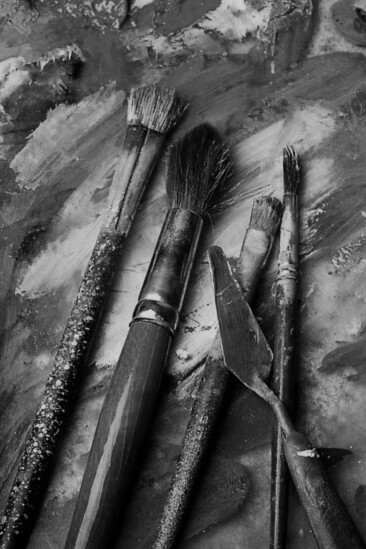 Observé los trazos a una distancia prudente y noté que la pintura que utilizaba el maestro era diferente