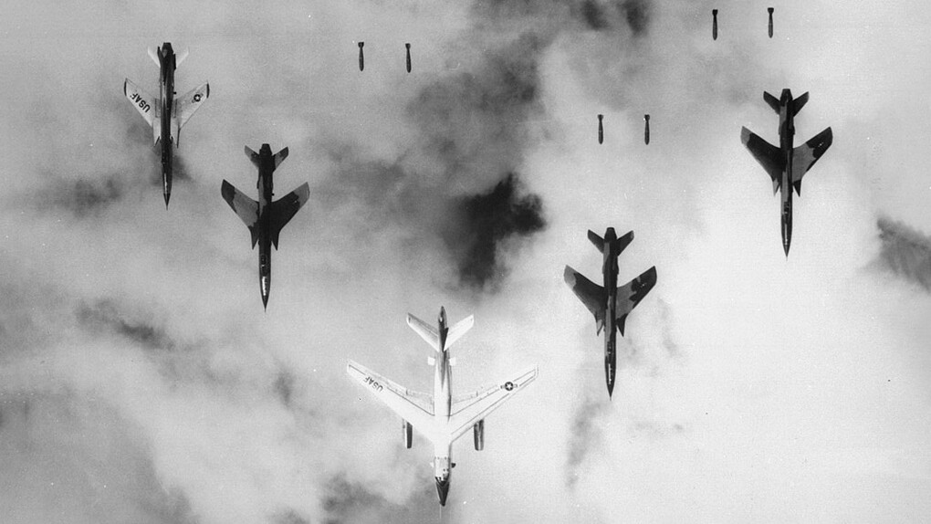 Bombardeos sobre Vietnam con aviones B-66 Destroyer, Air Force F-105 Thunderchief, junio de 1966