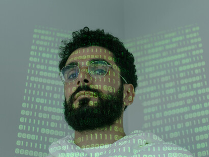 O desenvolvimento da IA por empresas como Nvidia traz avanços e desafios éticos que precisam ser discutidos e regulados