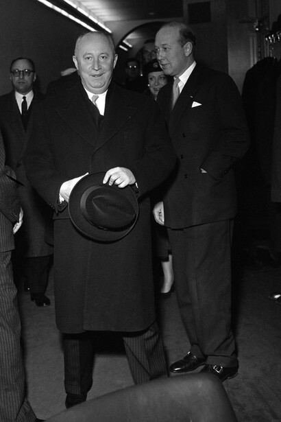 A moda é uma forma de expressão que reflete a história e os eventos culturais, demonstrando como nossas escolhas de estilo estão profundamente ligadas aos acontecimentos sociais e políticos ao longo dos séculos. O estilista Christian Dior reunido de amigos
