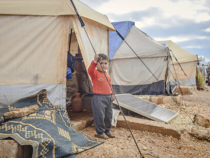 Niño sirio contempla la cámara en un campo de refugiados en la frontera de EE.UU.
