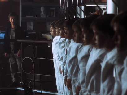 Obras como Inteligencia artificial (2001) examinan las implicaciones emocionales y filosóficas de crear seres que trascienden las limitaciones humanas, integrando temas de inmortalidad y mejoramiento artificial