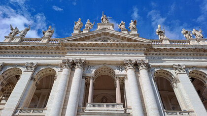 Basilica di San Giovanni in Laterano, Roma, Italia. La decorazione scultorea che corona la facciata realizzata nel 1735 da diversi artisti. Le quindici statue in travertino sono alte circa sette metri, (© Roberto Luciani)