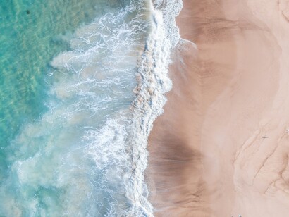 Lei è il sogno che sfugge al risveglio, lasciando dietro di sé solo l'eco di un sentimento mai condiviso