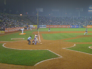 Estadio Universitario de Béisbol, Universidad Central de Venezuela. Con el paso de las décadas, la expansión petrolera en regiones como Zulia y Anzoátegui impulsó la construcción de estadios y consolidó el béisbol como uno de los deportes más populares del país