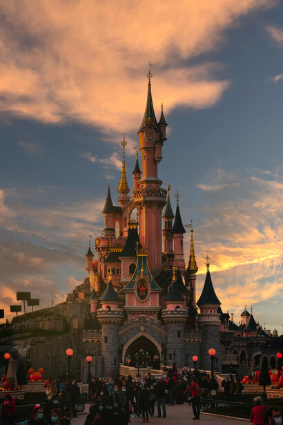 Castelo da Disney, Paris. Ao sair do castelo, uma praça, com a espada mágica encravada em uma pedra e a meninada brincava de Arthur, tentando retirá-la e erguer a scalibur aos céus