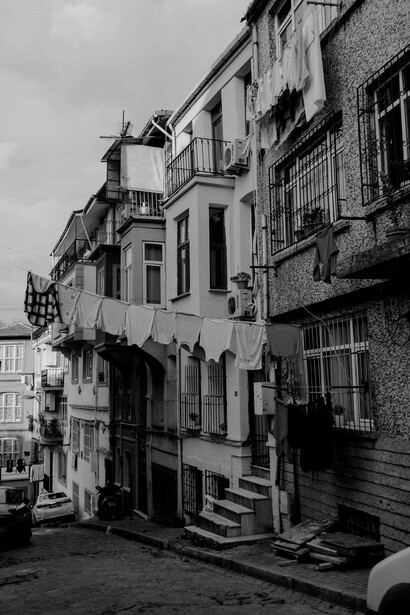 A narrativa avança como caminhada por ruas enfumaçadas. O leitor atravessa quarteirões literários, vira esquinas que revelam outras esquinas, cada uma com sua própria temperatura emocional