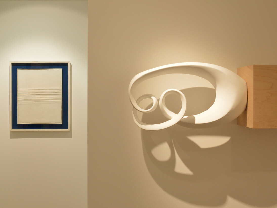 Installation view, Chromophobia, Gagosian Gallery Geneva, 27 janvier - 27 mars, 2015. Artwork by Piero Manzoni © Fondazione Piero Manzoni, Milan / Piero Manzoni Foundation, Milan. Artwork by Piero Golia © Piero Golia. Courtesy Gagosian Gallery. Photography by Claire Kremer.