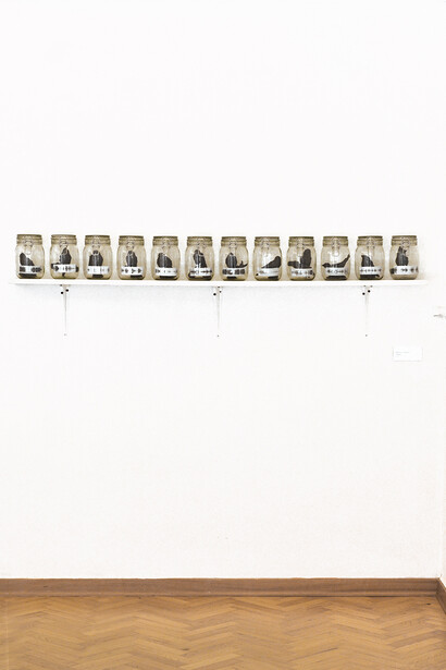Coscienze Accese, Debora Cavazzoni, Sinestesìa, 2013, argilla, vetro, etichette, dimensione ambiente, Galleria La Fortezza