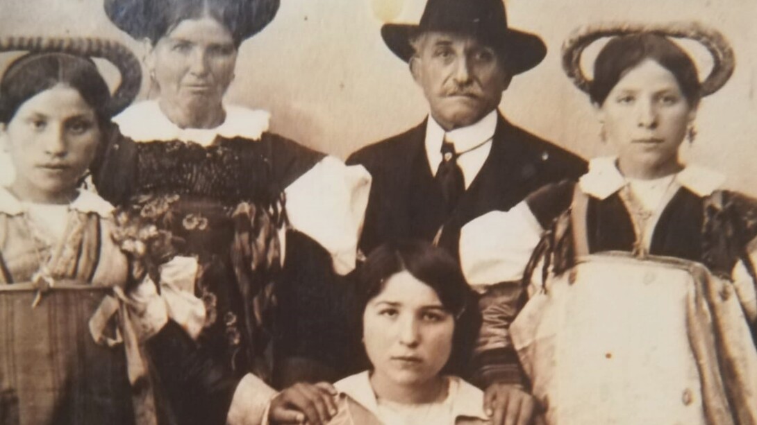Foto storica: famiglia di Guardia Piemontese, inizi Novecento, dal Centro culturale "Gian Luigi Pascale" a Guardia Piemontese Paese