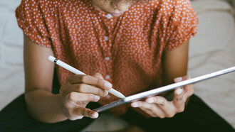 Professora estuda em tablet sobre os recursos das inteligências artificiais para aprimorar aulas. Entenda como os prompts do ChatGPT podem aprimorar as atividades educacionais
