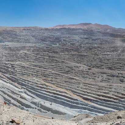 El modelo extractivista chileno ha convertido al país en una factoría que exporta riqueza sin procesar, mientras el Estado pierde ingresos clave para su desarrollo. Mina de Chuquicamata, Calama, Chile