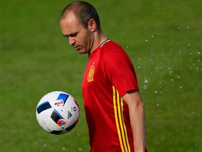 Iniesta controla el balón
