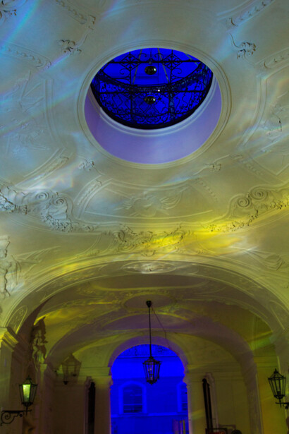 Olafur Eliasson, Die organische und kristalline Beschreibung, 1996, Light projector, wave-effect machine, colour filter, convex mirror
Installation view: remote connections, Neue Galerie am Landesmuseum Joanneum, Graz, 1996, Photo: Courtesy of the artist / Studio Olafur Eliasson, Berlin