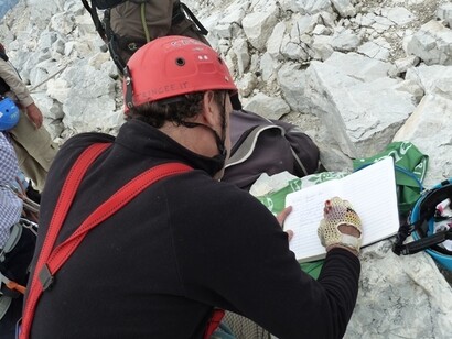 Firma nel libro di vetta del Monte Peralba