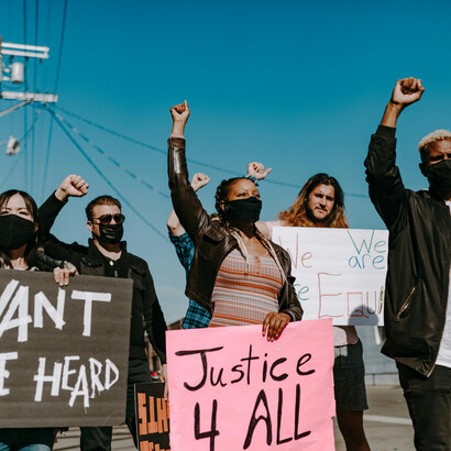 La justicia siempre se da de la mano de la paz y la ley, y uno de sus frutos es la domesticación de la violencia