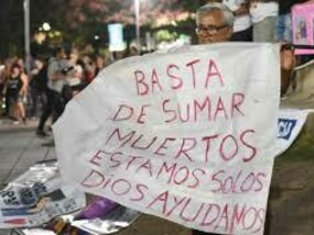 Pidiendo ayuda, mujeres demostrando en la calle, Rosario, Argentina
