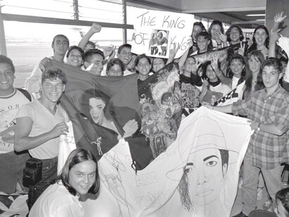 Seguidores de Michael Jackson antes de su concierto en Tenerife el 26 de septiembre de 1993 (Fotografía de Nancho González Oramas)