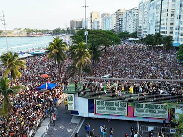 O grande público reunido transforma o espaço urbano em palco para a expressão de demandas e debates sobre o futuro do país. O evento reuniu representantes da sociedade civil, artistas, movimentos sociais e lideranças políticas contrárias à anistia dos envolvidos nos acontecimentos de 8 de janeiro de 2023, tema que permanece no centro do debate público sobre democracia, justiça e responsabilidade institucional. Em democracias, mobilizações pacíficas refletem a importância da participação cidadã nas discussões sobre ética pública, integridade e respeito às instituições