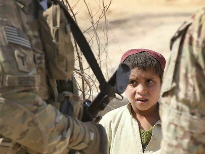La mirada perdida de un niño afgano entre soldados