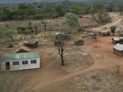 Entre casas improvisadas e caminhos de terra, a vida segue em equilíbrio frágil. A ausência de planejamento ambiental aprofunda os riscos sociais e ambientais