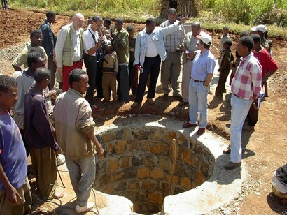 L'onorevole Melilla all'inaugurazione di un pozzo  d'acqua
